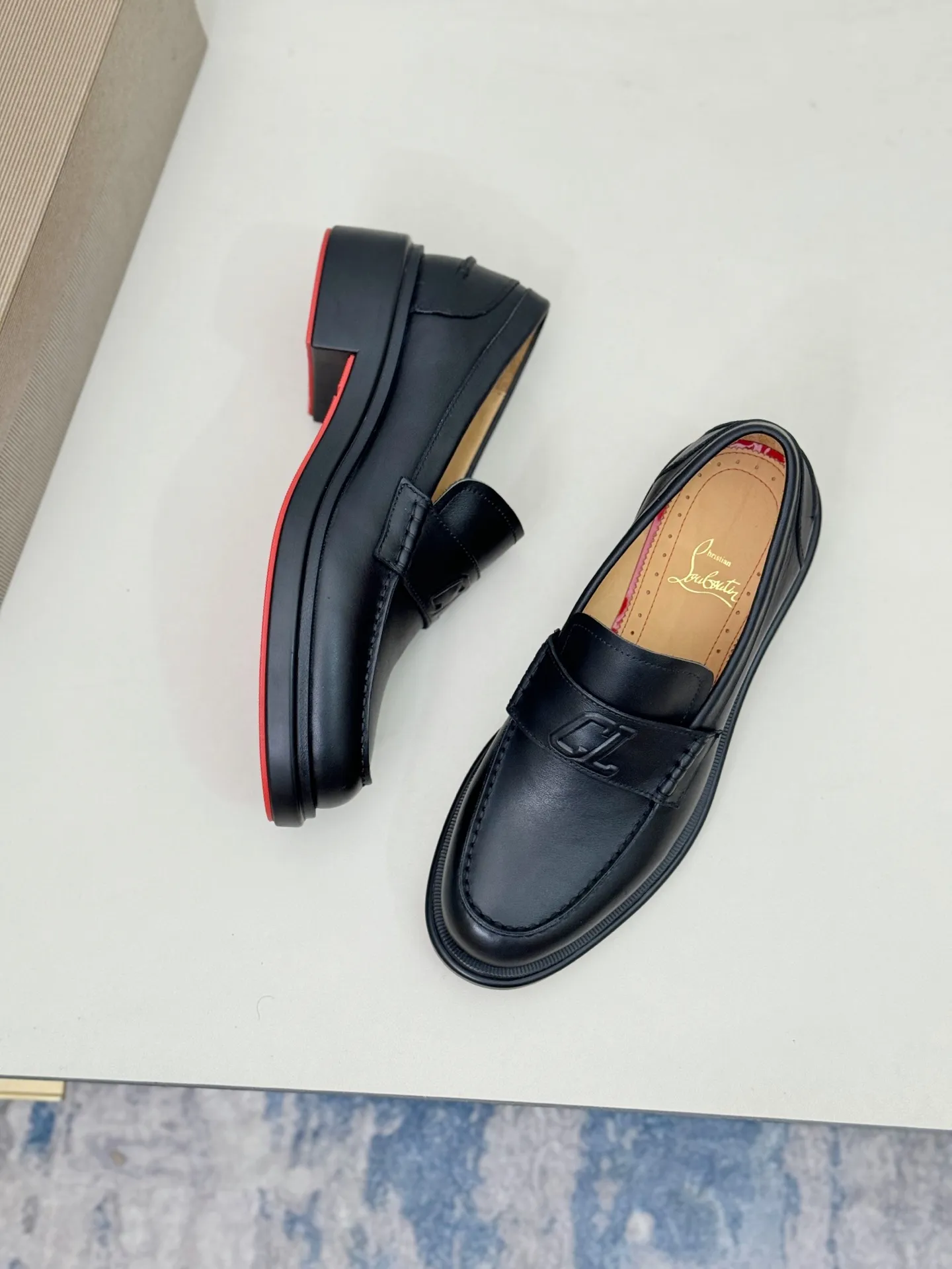 [CL～High-end men's red-soled shoes] Top P: 840💰. Size: 39-44 (38.45.46 can be customized) 🆑Top original order purchasing agent Imported open-edge bead fabric, the lining is made of water-dyed cowhide🉑️ Imported TPU rubber sole, wear-resistant and non-slip, full of European style.